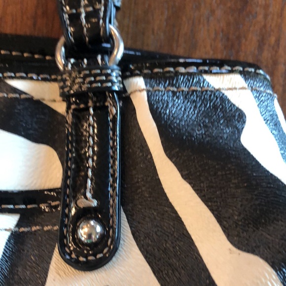 Nine & Co Purse - Picture 4 of 10